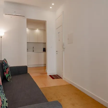 Charming Santos W/ Patio By Lovelystay Lisbon