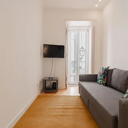 Charming Santos W/ Patio By Lovelystay
